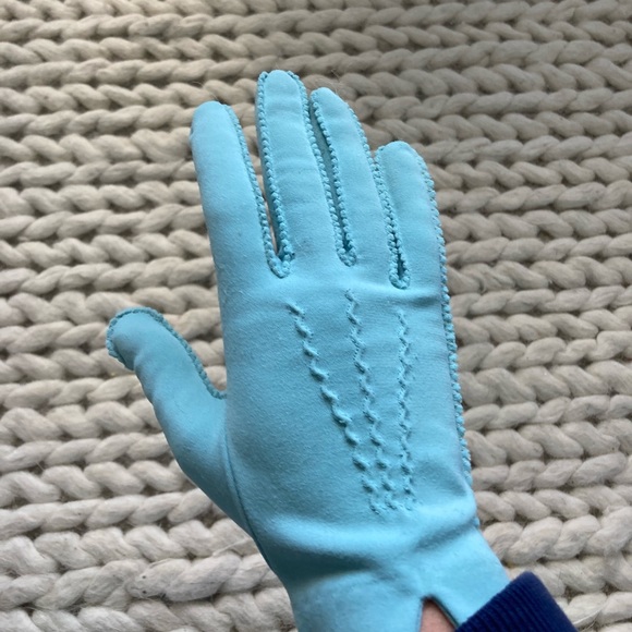 Baby blue suede gloves - Picture 2 of 5